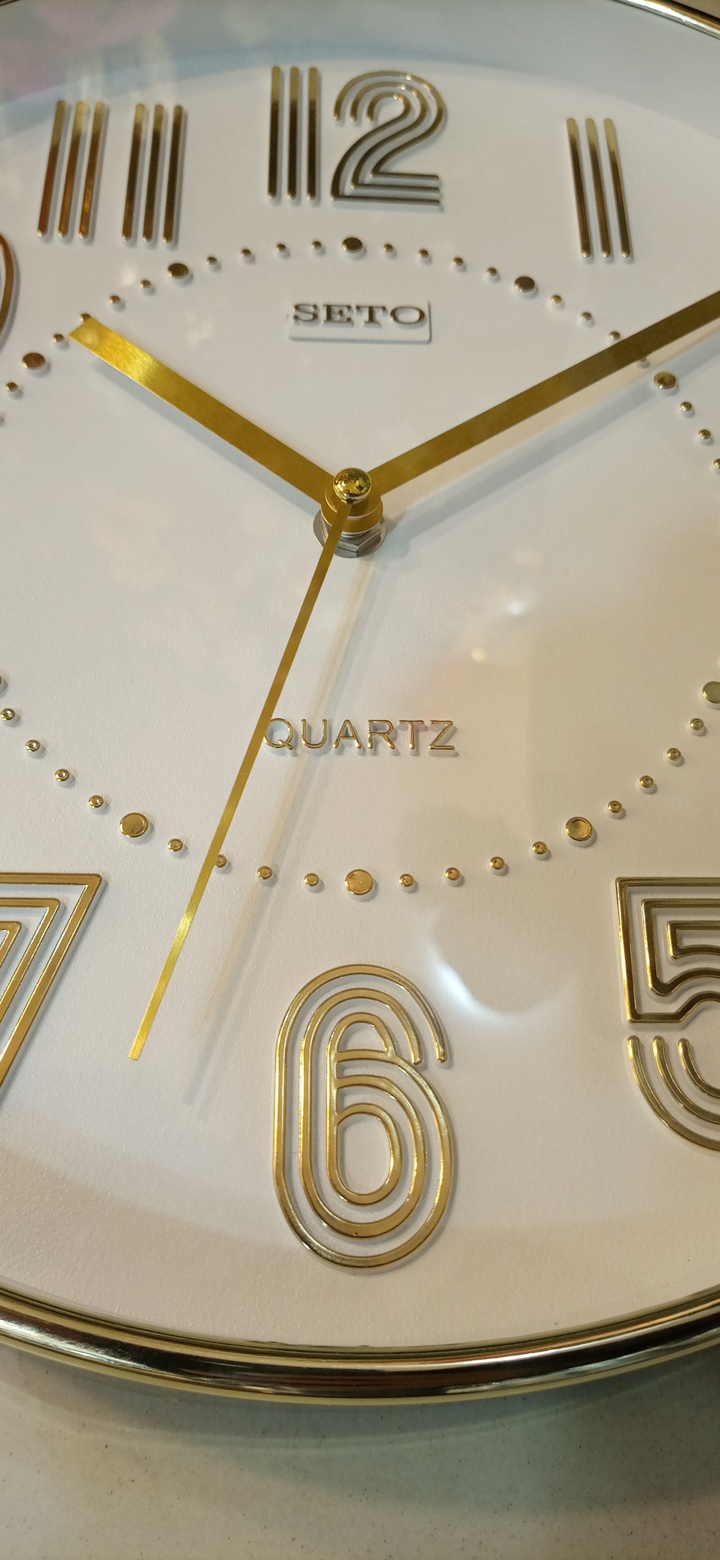 Elegant Gold Wall Clock - Modern Design, Stylish Home Décor, Luxury Timepiece for Living Room & Office