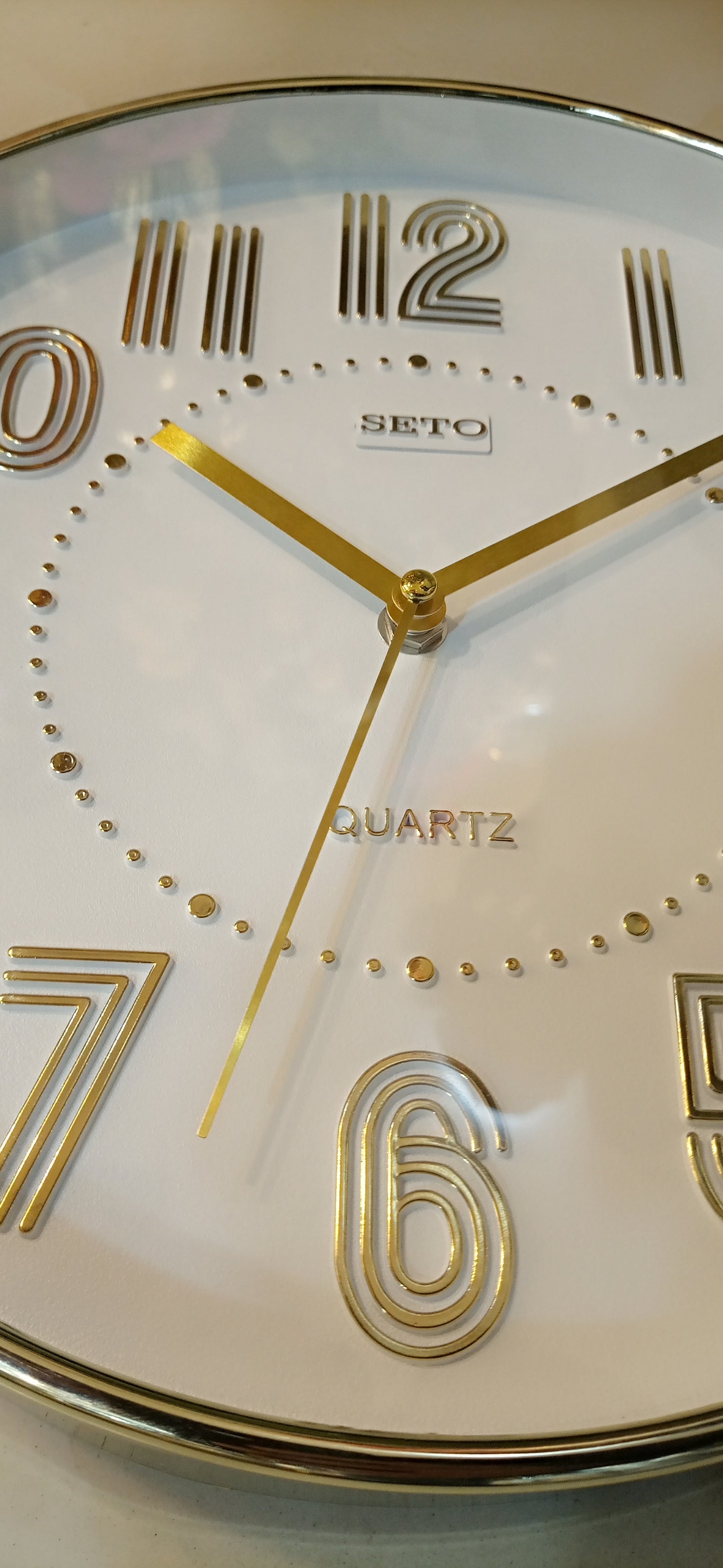 Elegant Gold Wall Clock - Modern Design, Stylish Home Décor, Luxury Timepiece for Living Room & Office